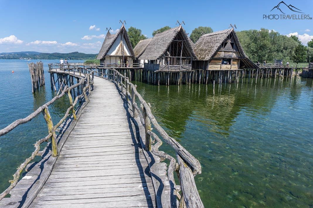 Une promenade avec des maisons au musée des bâtiments sur pilotis au lac de Constance