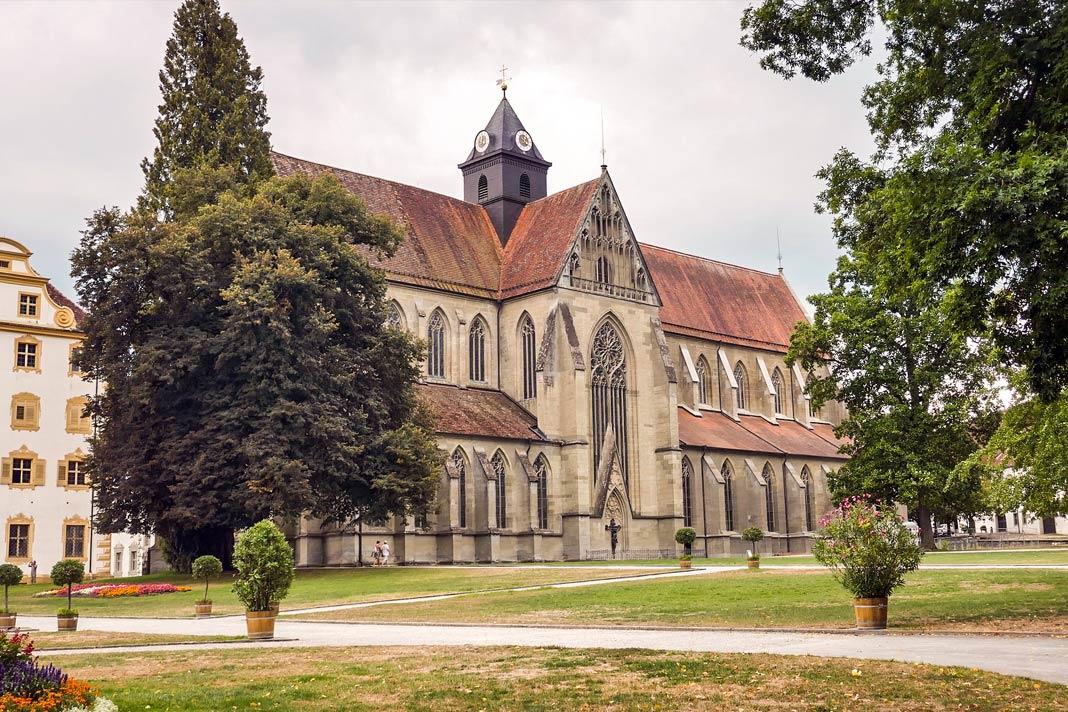 Le château de Salem et juste à côté la cathédrale