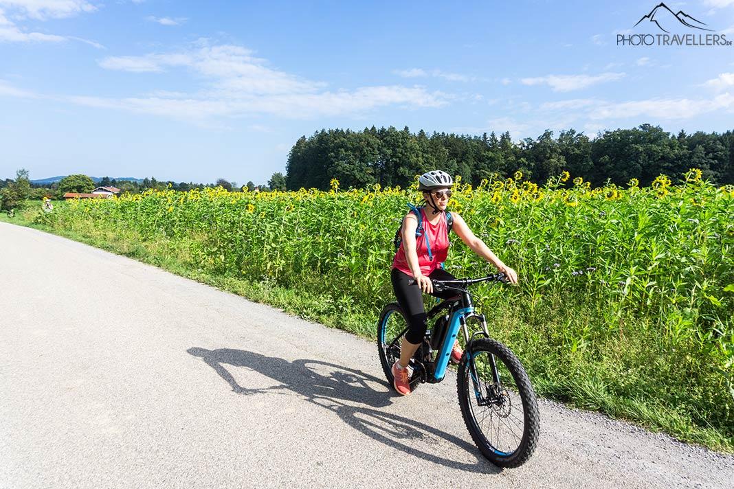 La bloguera de viajes Biggi Bauer en bicicleta en el sendero ciclista de Chiemsee