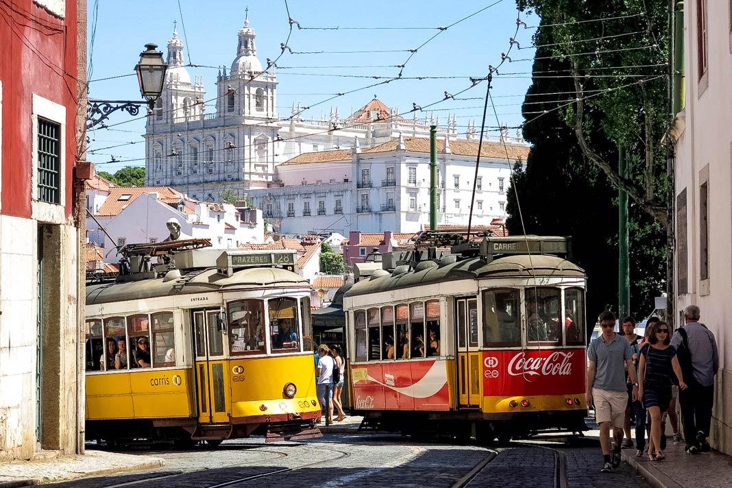 Un tram jaune à Lisbonne