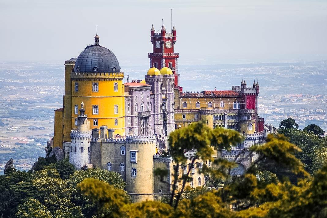 Vue sur le célèbre palais Palácio Nacional da Pena