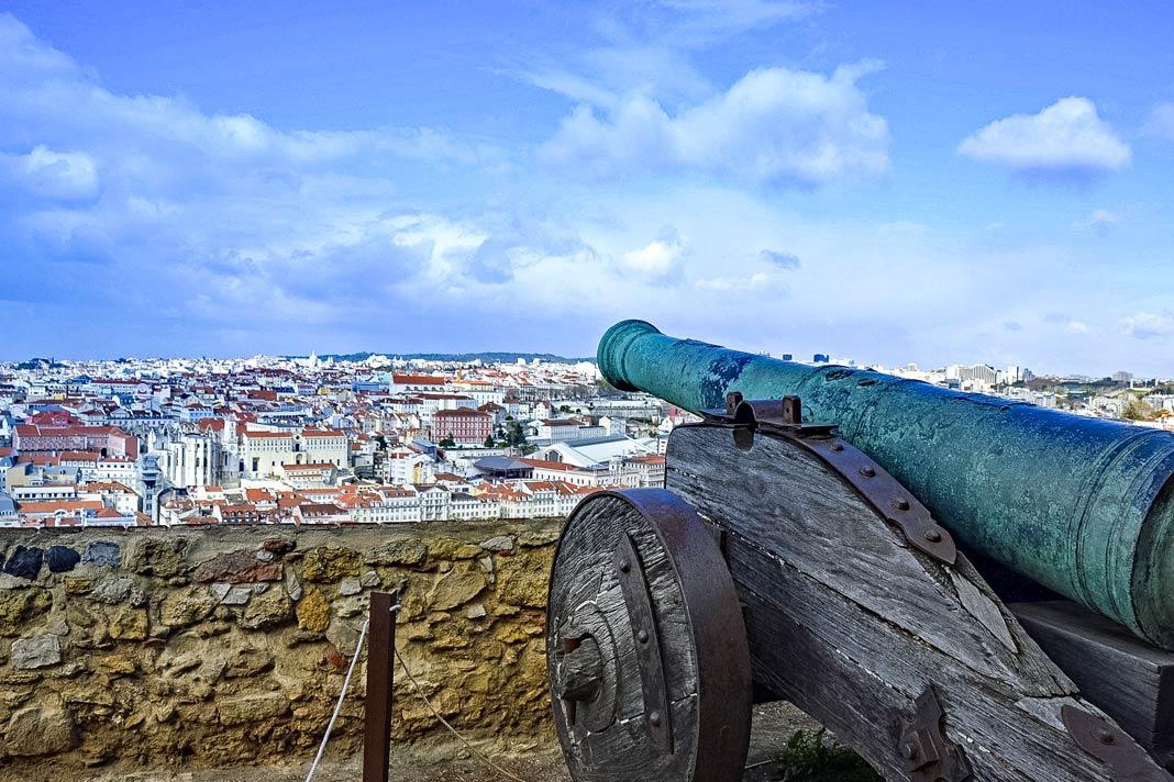 Un ancien canon au Castelo de São Jorge avec vue sur Lisbonne