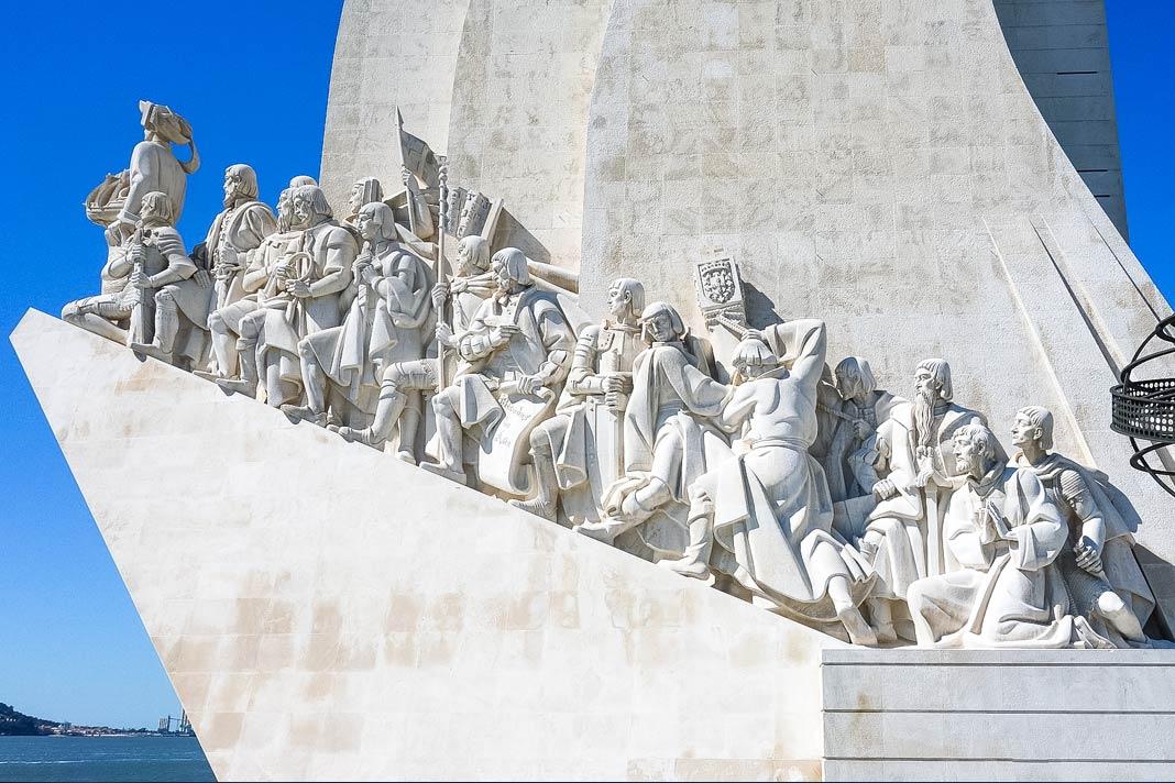 Le monument Padrão dos Descobrimentos avec de petites statues