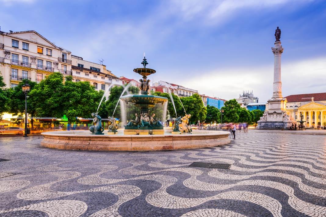 La place Rossio est l'une des meilleures attractions à Lisbonne