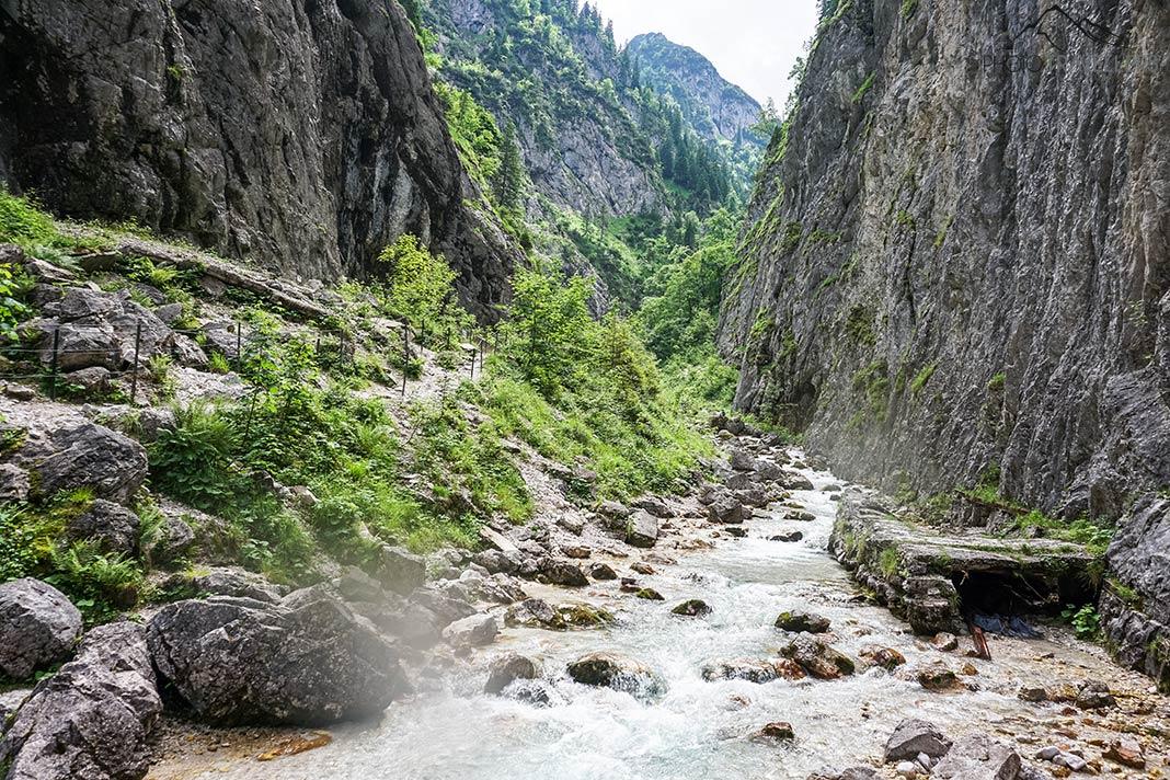 Ici commence la vallée de Höllental derrière la gorge de Höllental