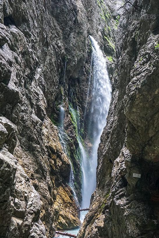 Une cascade dans la Höllentalklamm