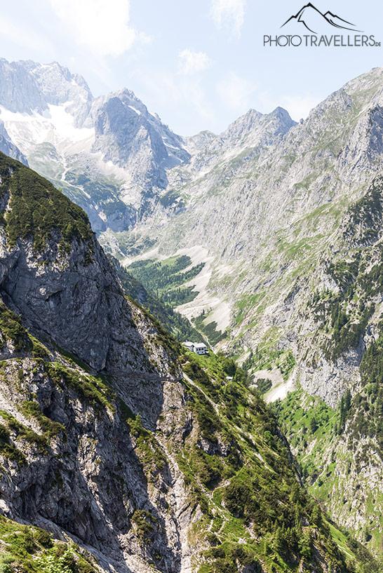 La vue depuis le Hupfleitenjochsteig dans la vallée de Höllental sur les Knappenhäuser et sur le Zugspitze