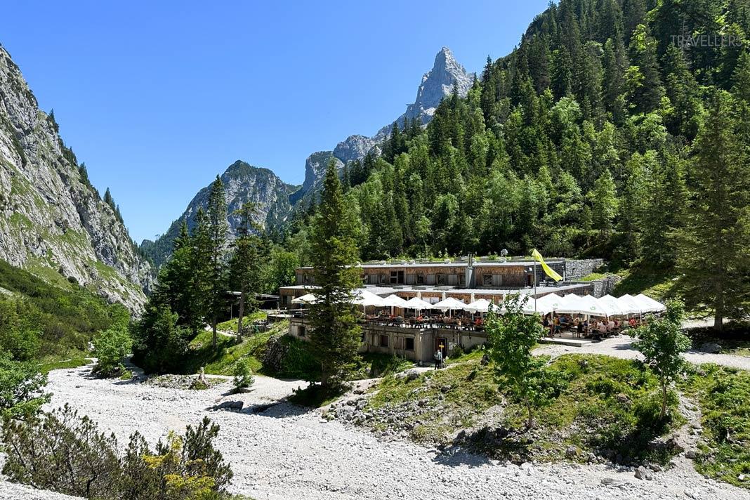 La cabane de Höllentalangerhütte devant les montagnes imposantes