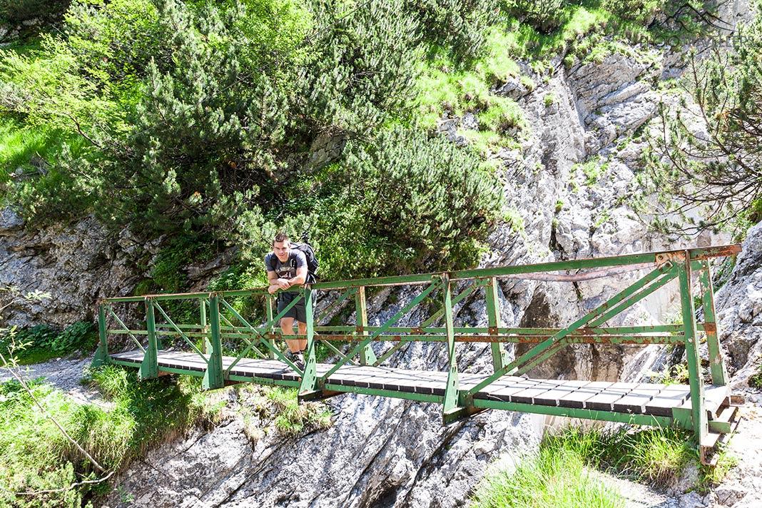 Le blogueur de voyage Florian Westermann sur un pont sur le Hupfleitenjochsteig