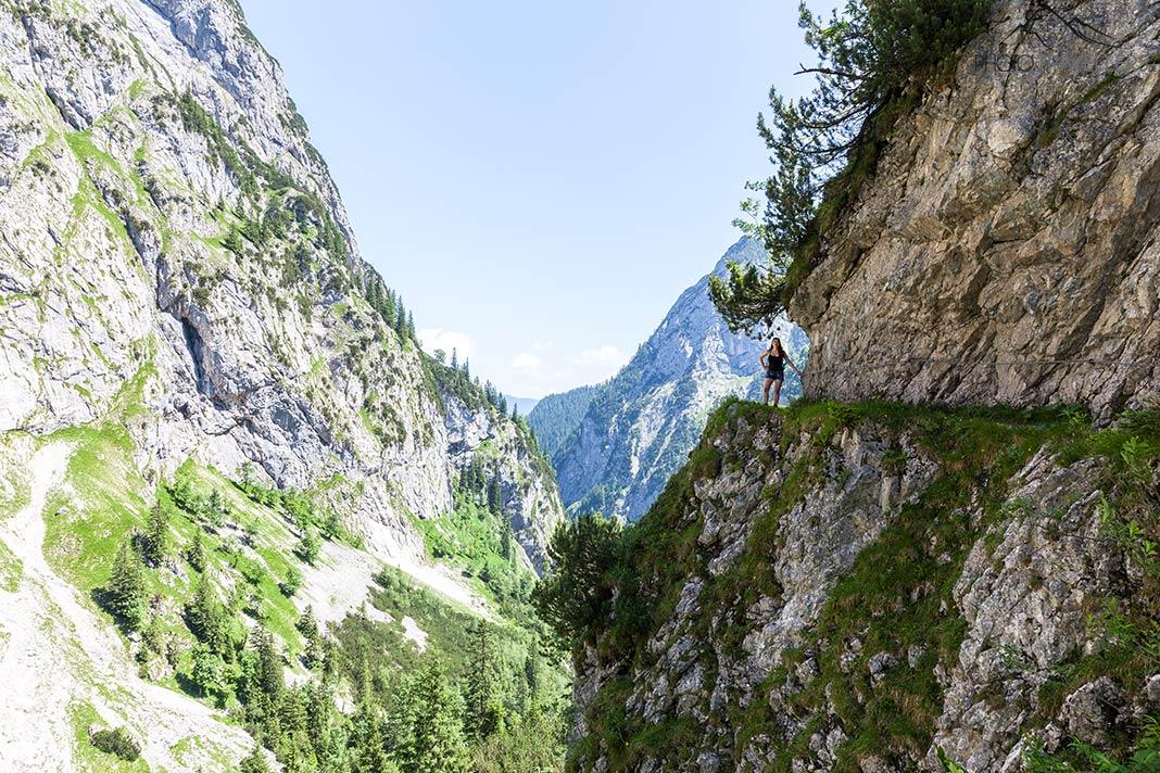 La blogueuse de voyage Biggi Bauer à un endroit exposé sur le Hupfleitenjochsteig