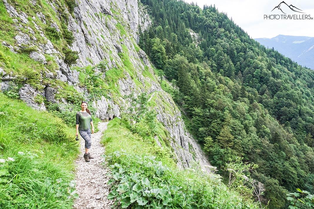 La blogueuse de voyage Biggi Bauer sur le sentier étroit du Stangensteig, qui suit une paroi rocheuse