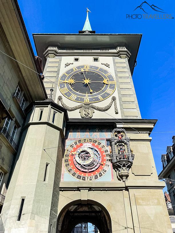 Vue sur la grande tour avec le Zytglogge à Berne