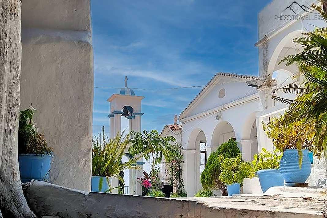 O pátio florido com o campanário do Mosteiro Spiliani