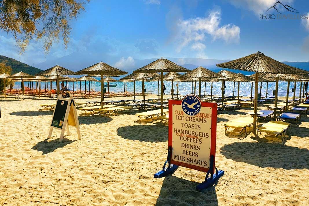 Guarda-sóis e espreguiçadeiras ficam perto um do outro na praia vazia de Psili Ammos