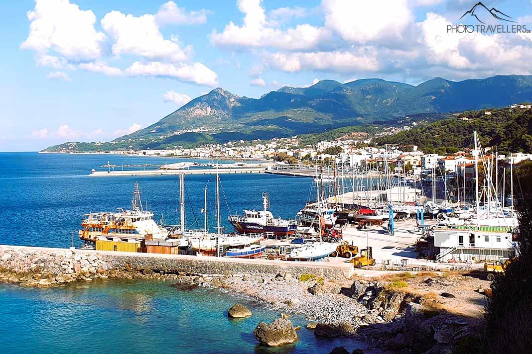 Barcos de vela estão ancorados no porto de Karlovasi diante das montanhas de Samos