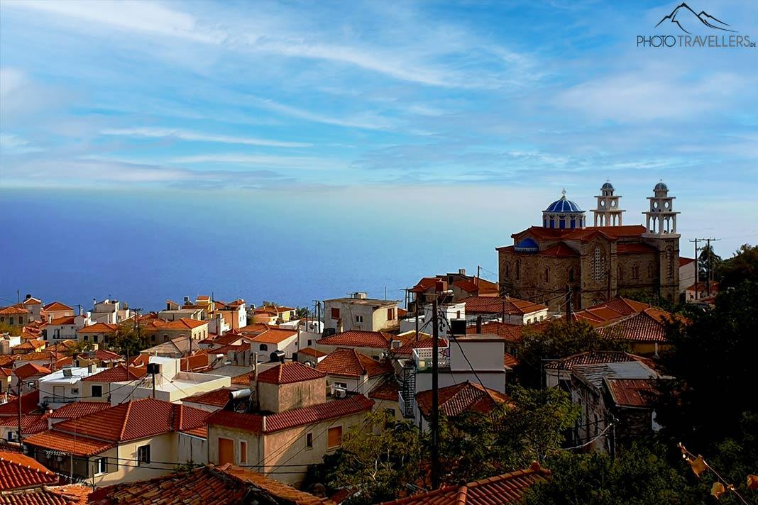A igreja do profeta Elias se eleva sobre a vila montanhosa de Marathokambos