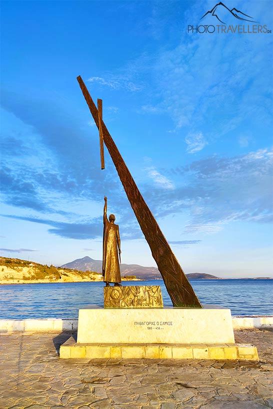 O monumento em homenagem ao matemático Pitágoras está localizado diretamente no porto de Pythagorion