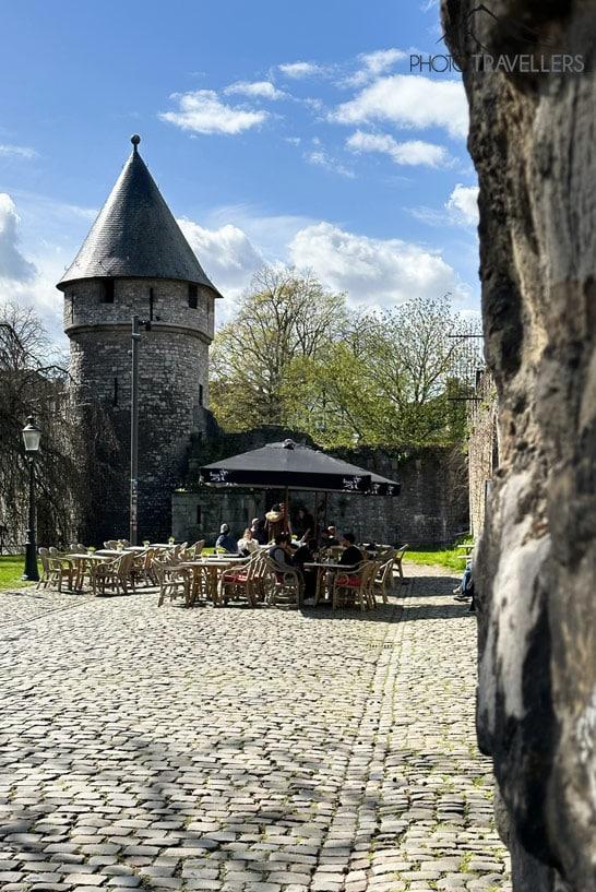 Uma torre da antiga muralha da cidade em Maastricht