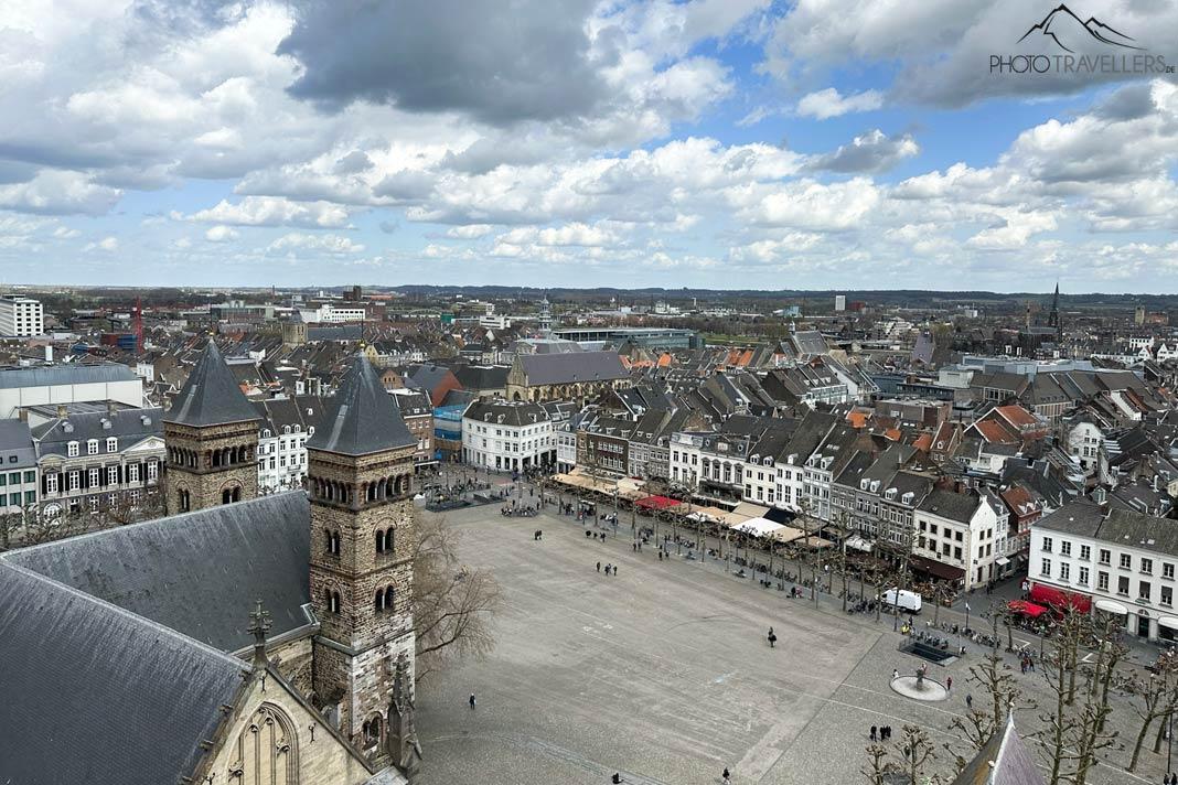 A vista do Vrijthof da torre da Sint Janskerk
