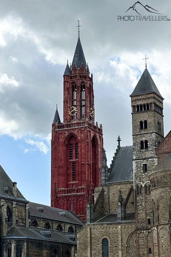 A torre vermelha da Sint Janskerk em Maastricht