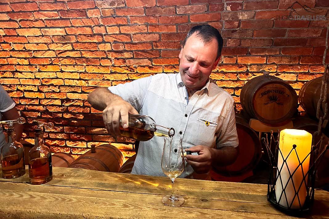Manfred Höck de la distillerie Crownhill verse un schnaps dans une cave