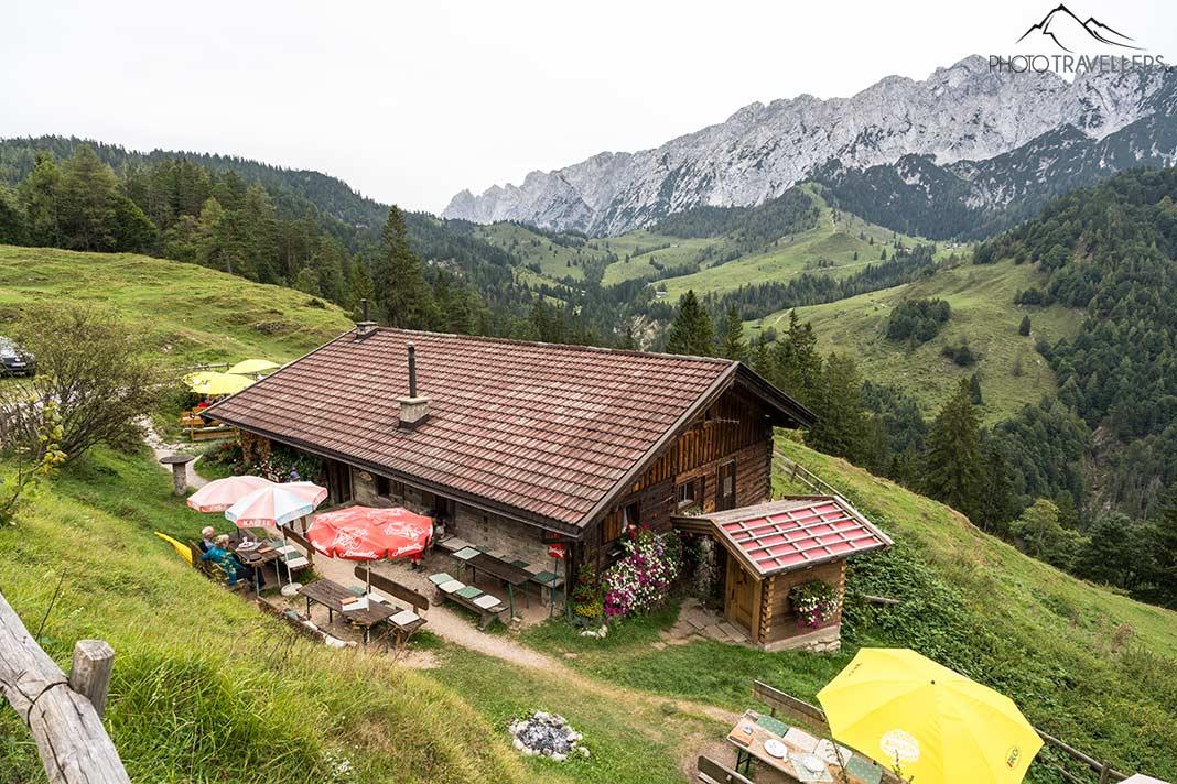 La Brentenjochalm, située entre de hautes montagnes