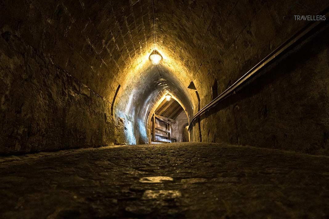 Un chemin de ronde éclairé dans la forteresse de Kufstein