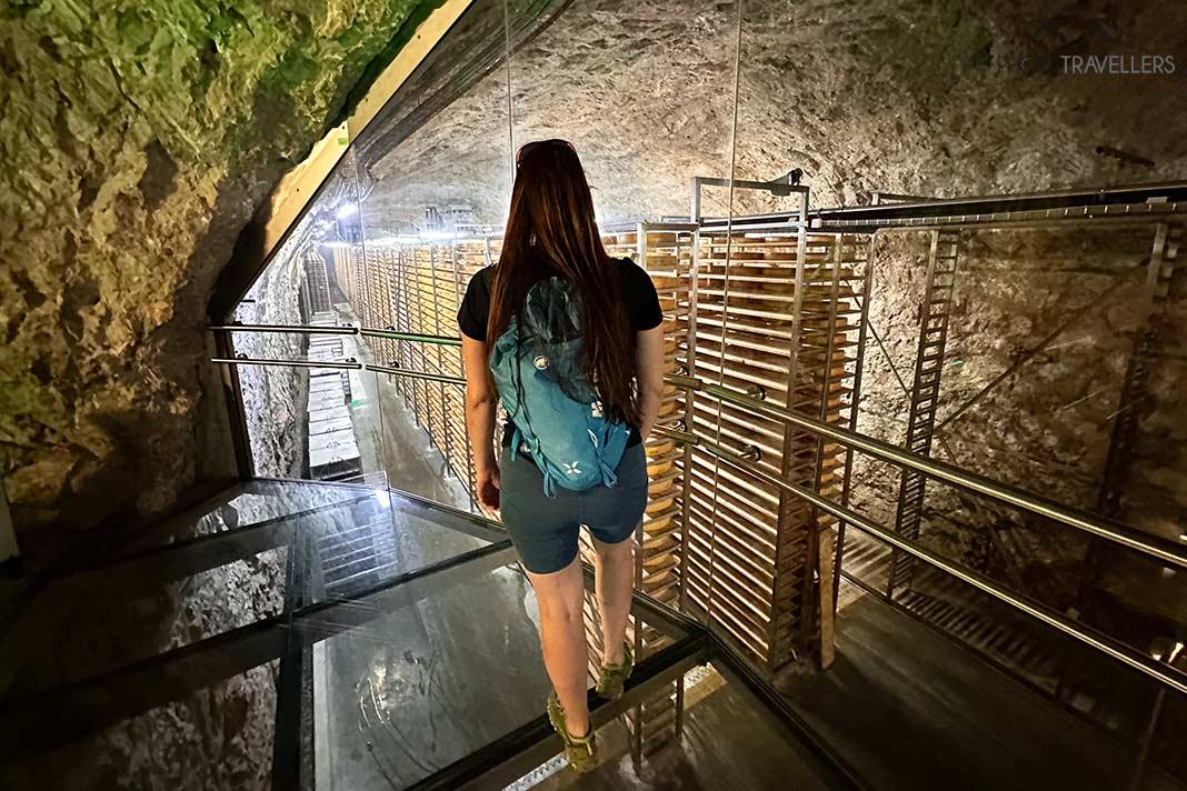 Blogueuse de voyage Biggi Bauer dans la cave à fromage de la fromagerie Plangger