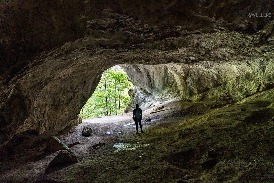 La blogueuse de voyage Biggi Bauer dans la grotte de Tischofer