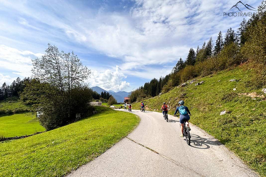 Blogueuse de voyage Biggi Bauer à vélo dans la région de Kufstein