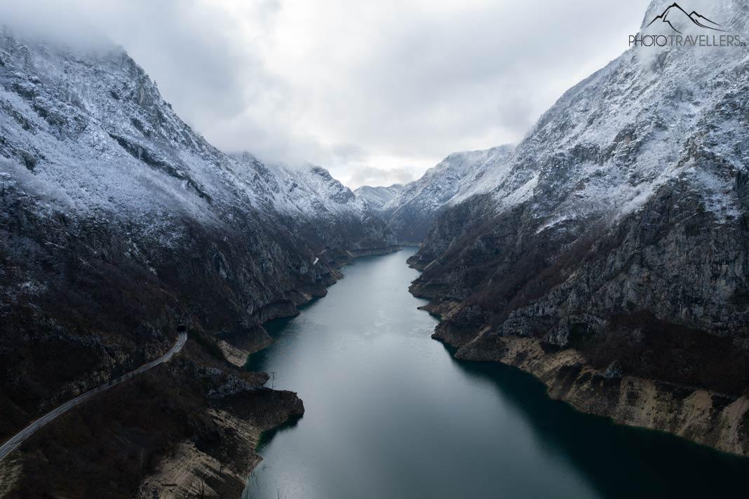 El embalse de Piva en Montenegro en invierno desde el aire