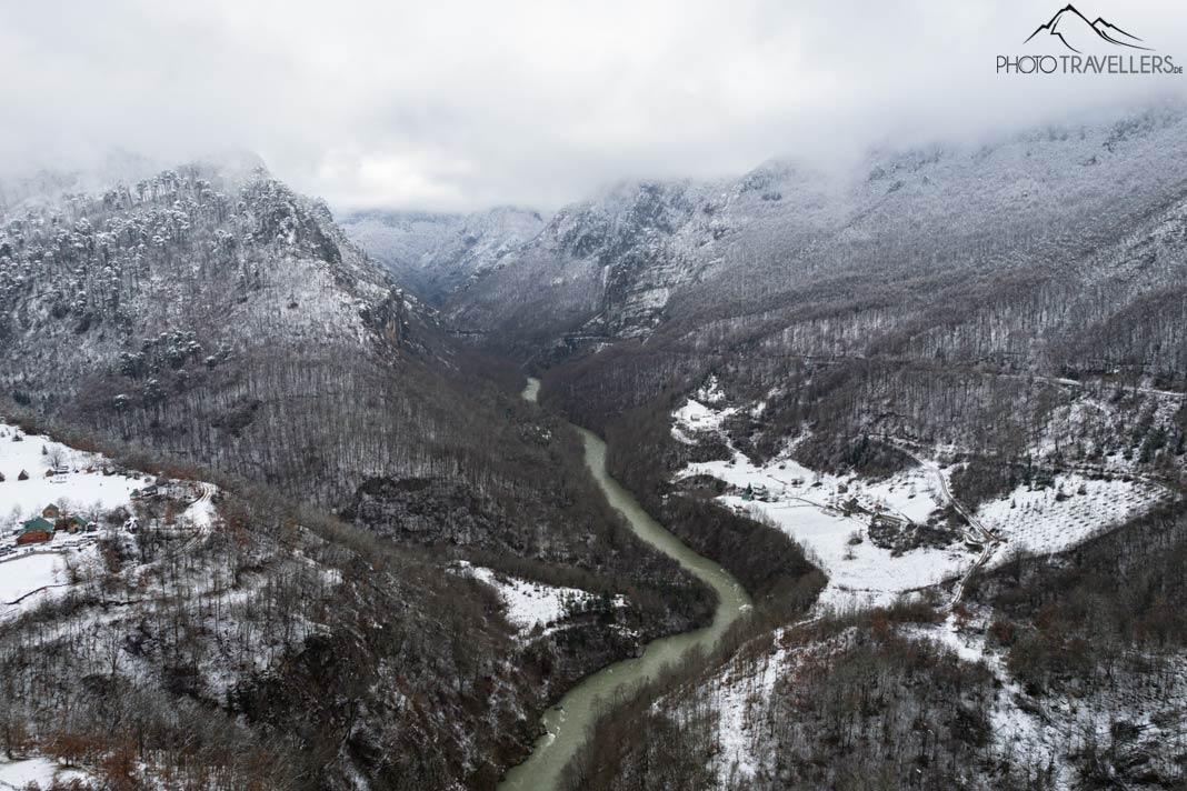 El cañón Tara en Montenegro en invierno desde el aire