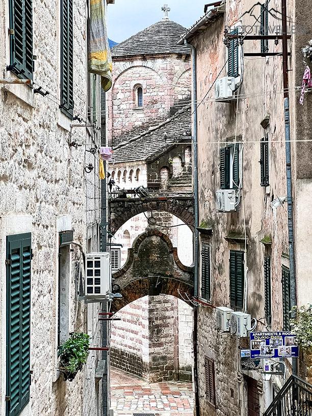 Una calle en el casco antiguo de Kotor