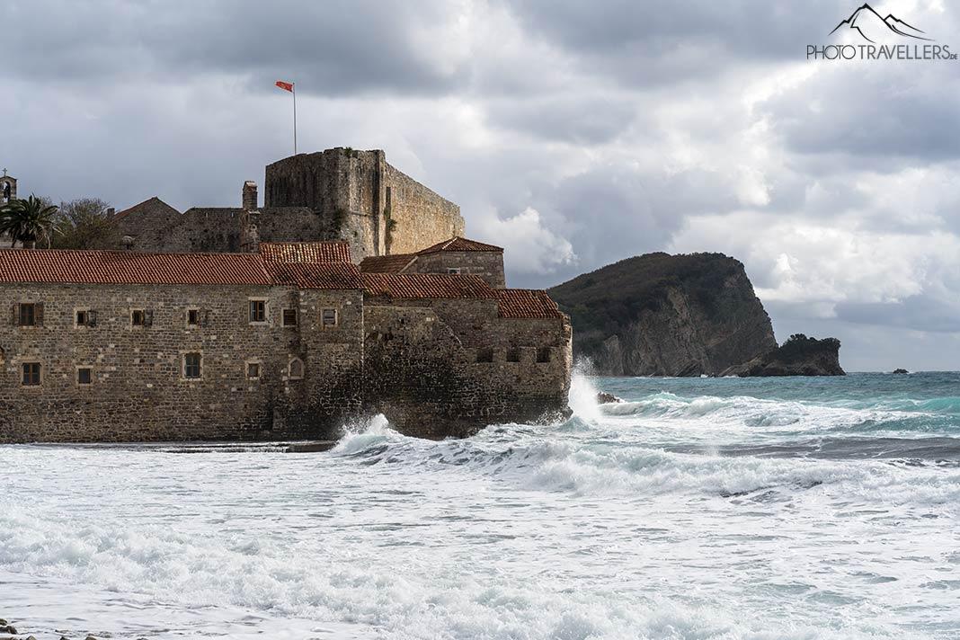 La fortaleza en la costa de Budva en Montenegro durante la tormenta