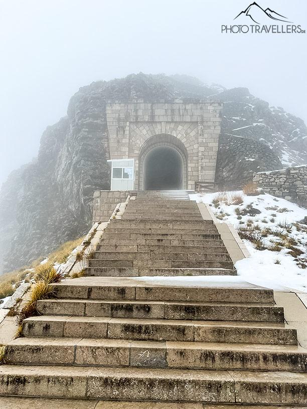 La entrada al mausoleo de Petar II Petrović-Njegoš en invierno