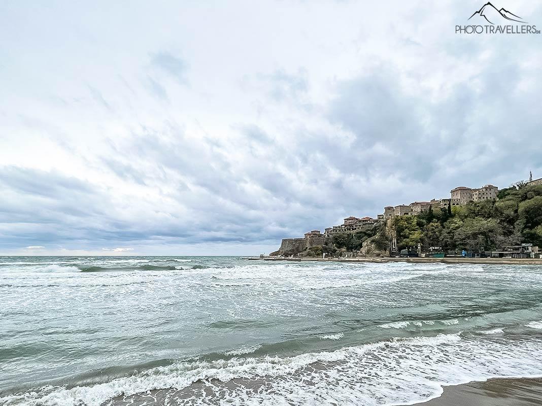 La vista sobre la playa hacia el casco antiguo de Ulcinj