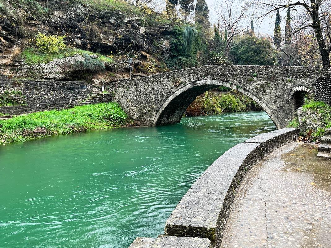 El viejo puente Stari Most na Ri en el parque Kraljev en Podgorica