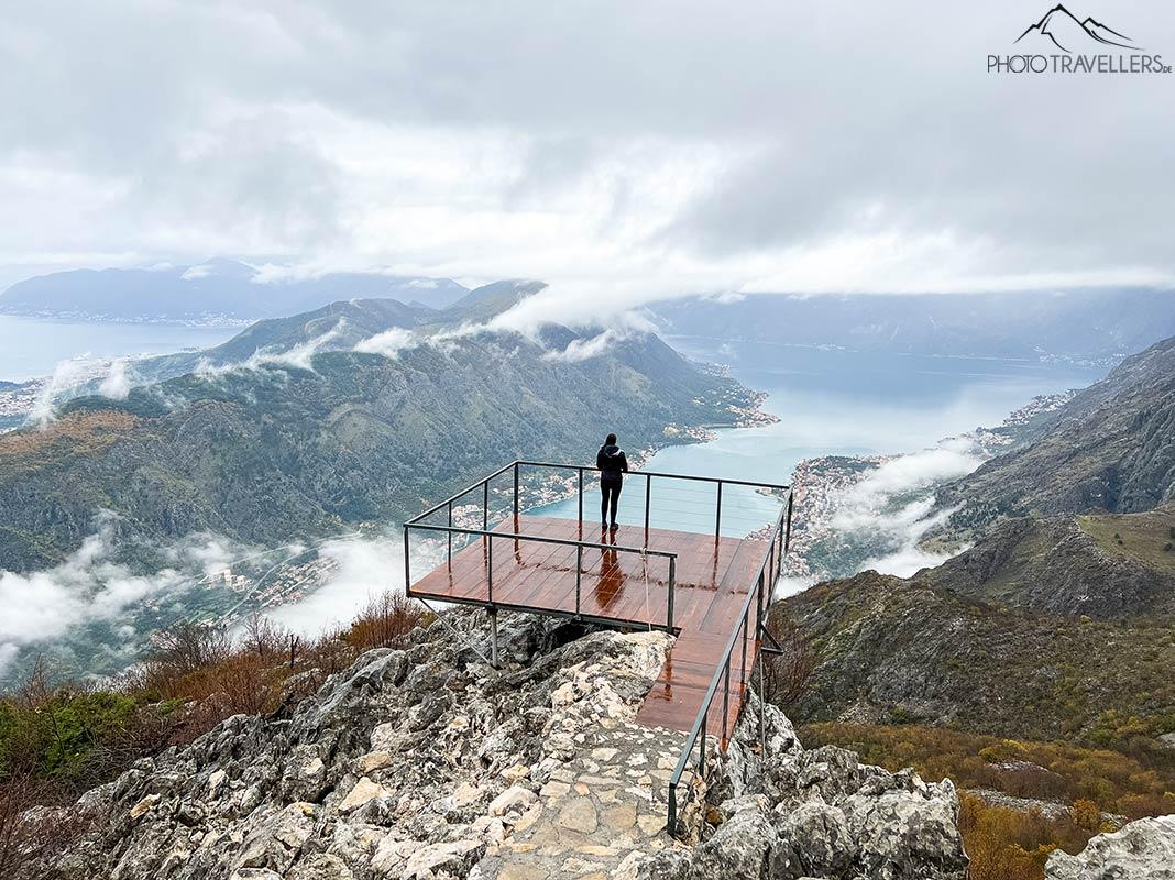 Biggi en una plataforma de observación con vista hacia Kotor