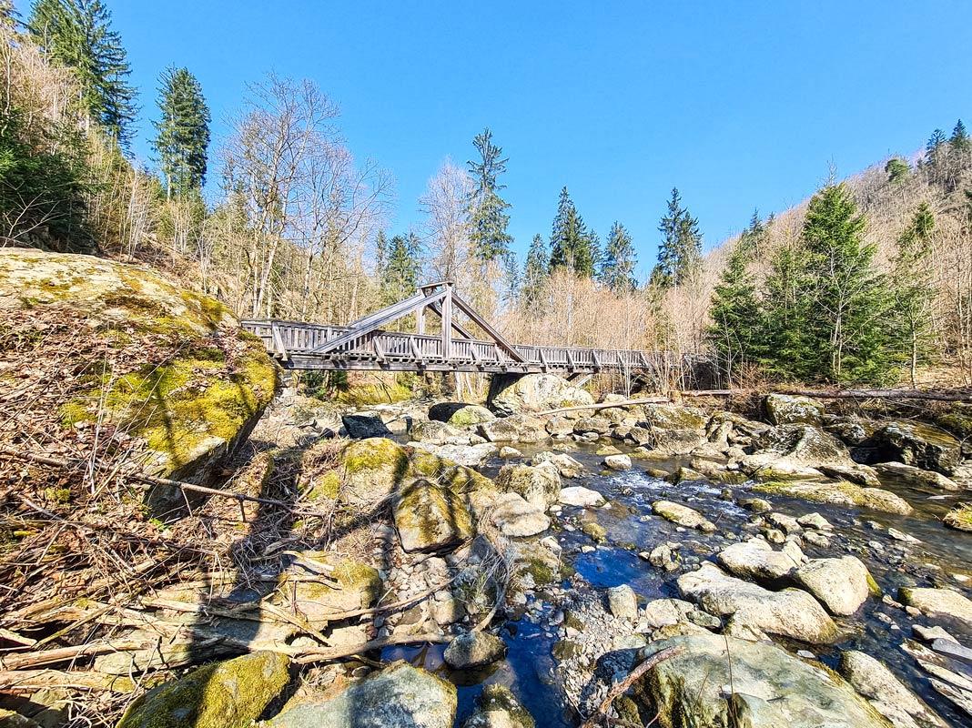 Le Jungfernsteg dans la vallée de l'Höllental en Franconie vu de côté