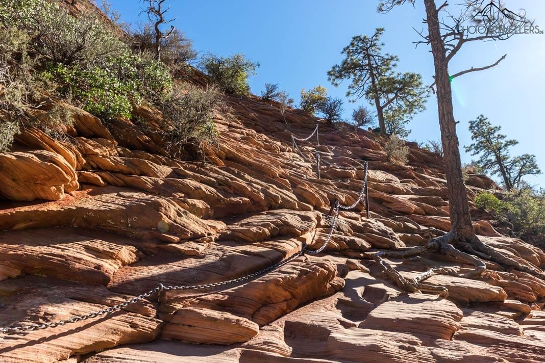 Un chemin monté avec des chaînes vers Angels Landing