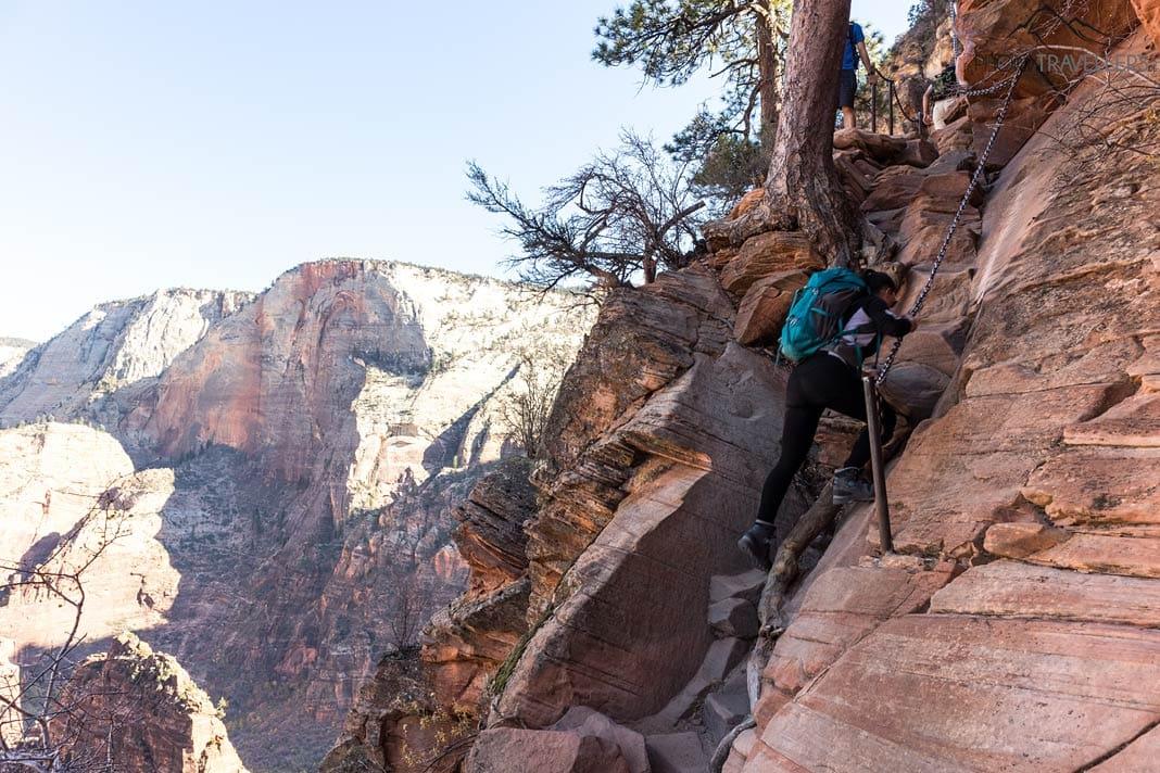 Blogueuse de voyage Biggi Bauer à un endroit raide sécurisé par une chaîne sur le sentier menant à Angels Landing