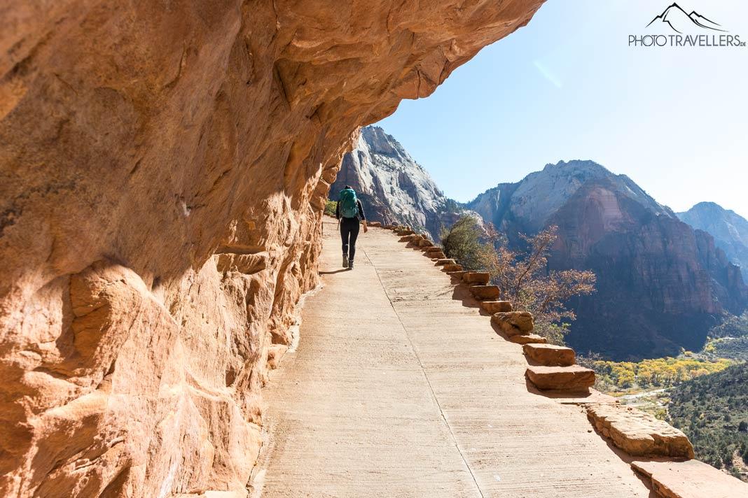 Blogueuse de voyage Biggi Bauer sur une paroi rocheuse du bien aménagé West Rim Trail, qui mène à Angels Landing