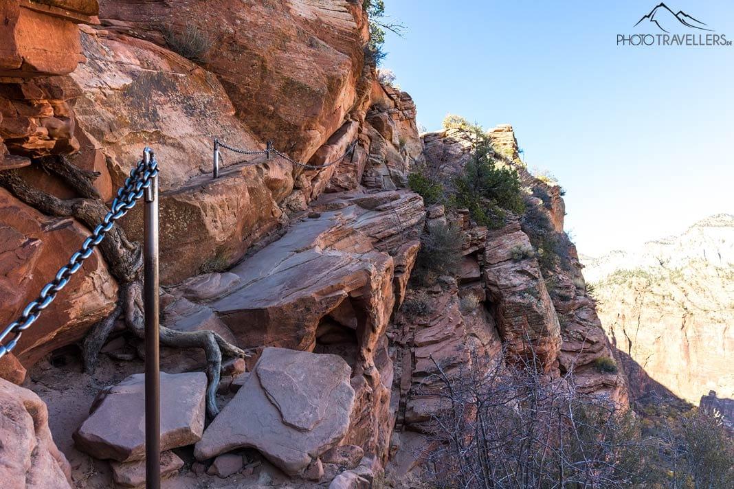Une partie du sentier étroit, sécurisé par des chaînes, menant à Angels Landing