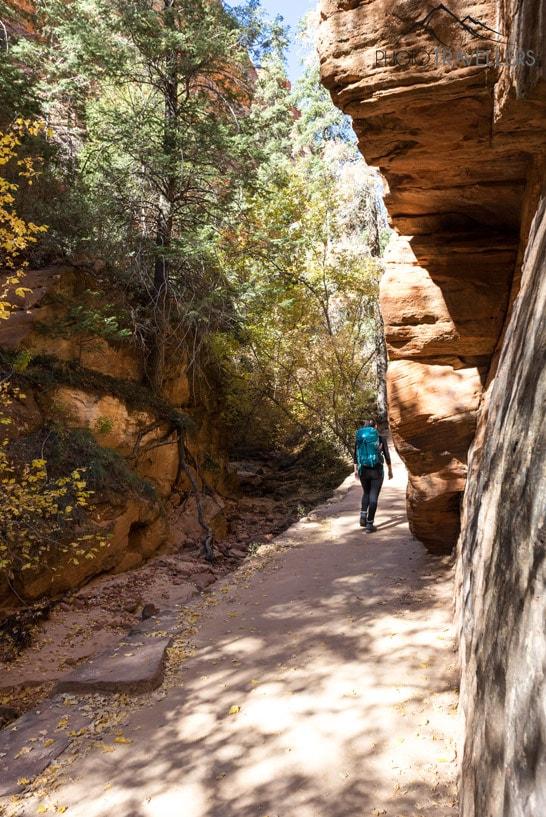 Blogueuse de voyage Biggi Bauer dans le Refrigerator Canyon dans le parc national de Zion