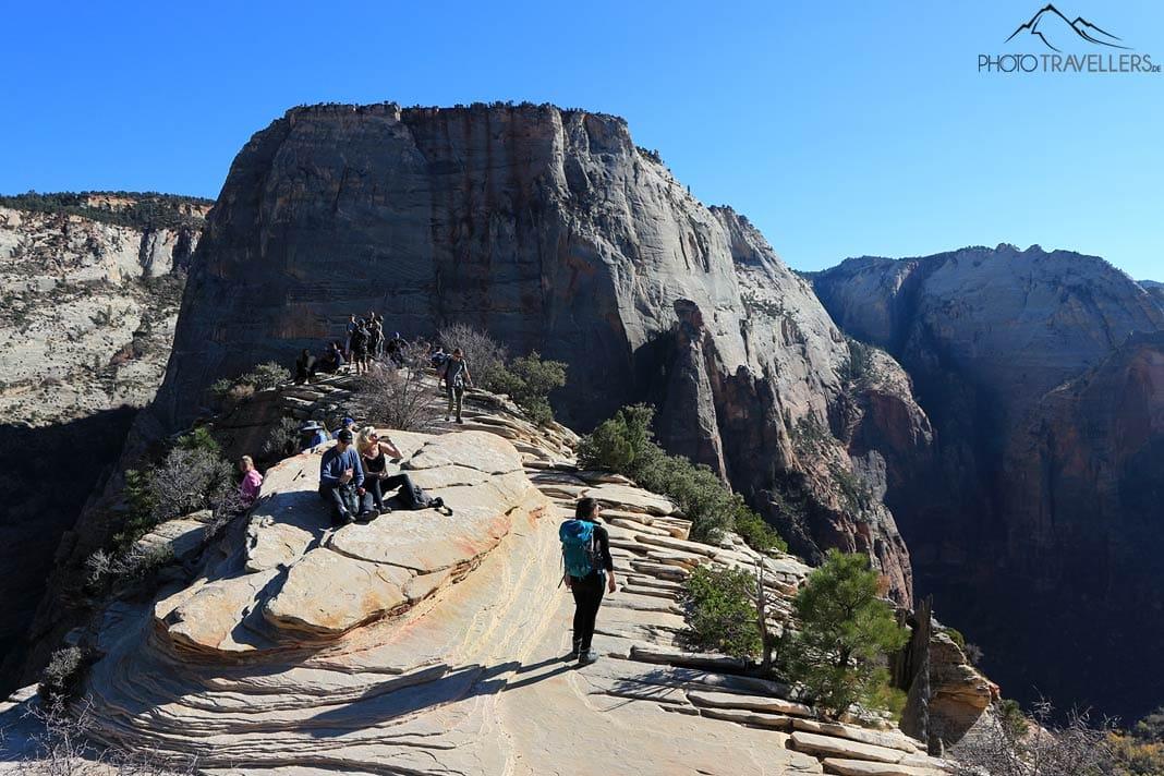 Blogueuse de voyage Biggi Bauer au sommet d'Angels Landing, entourée d'autres randonneurs