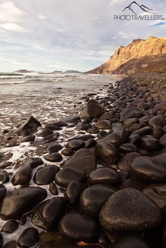 Costa con rocas en primer plano