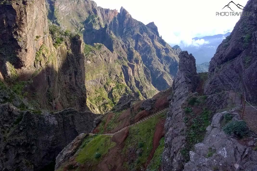 Un tronçon impressionnant du sentier vers le Pico Ruivo entre de hautes falaises 
