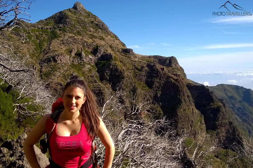 Blogueuse voyage Biggi Bauer à côté d'arbres brûlés juste sous le sommet du Pico Ruivo