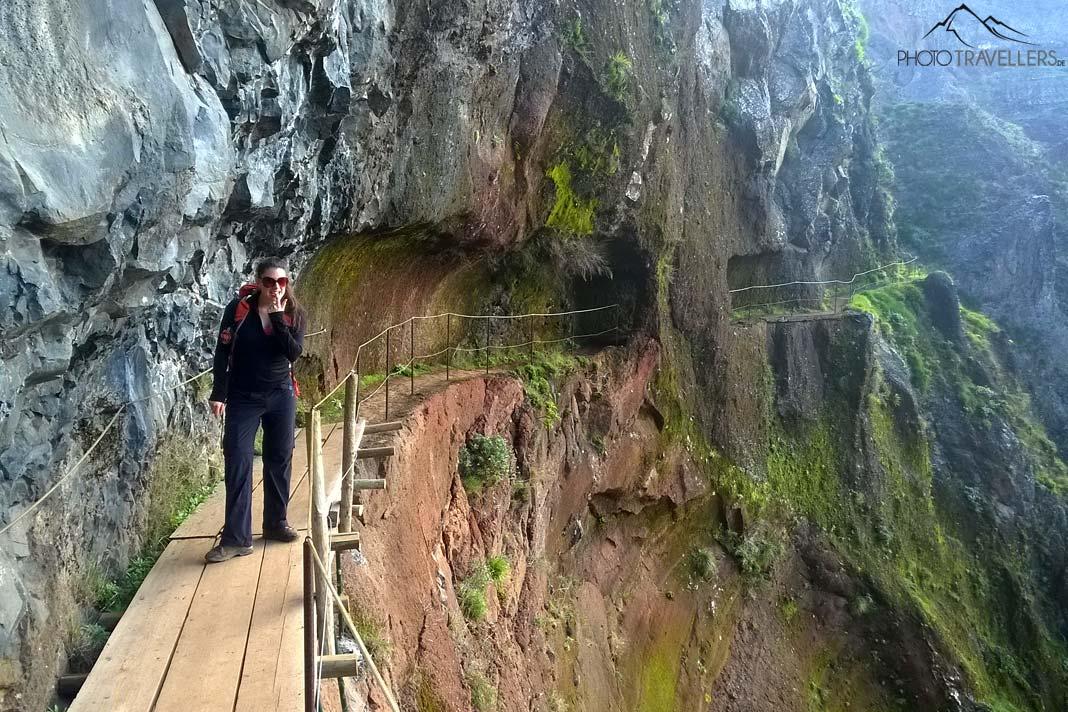 Blogueuse voyage Biggi Bauer dans une paroi rocheuse sur le sentier spectaculaire vers le Pico Ruivo