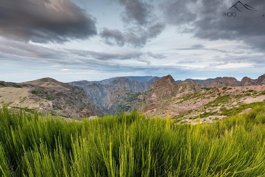 Vue matinale depuis le sommet du Pico do Arieiro sur les montagnes environnantes